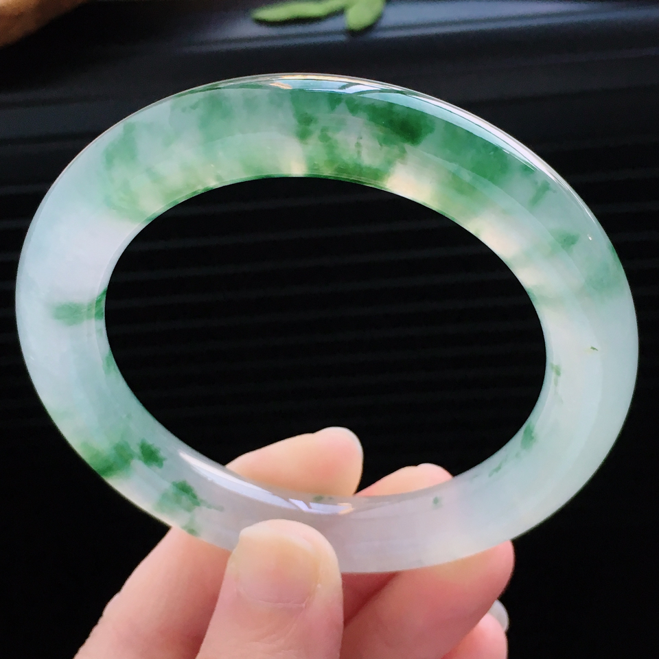 天然翡翠冰种飘绿圆条手镯（55.8mm）