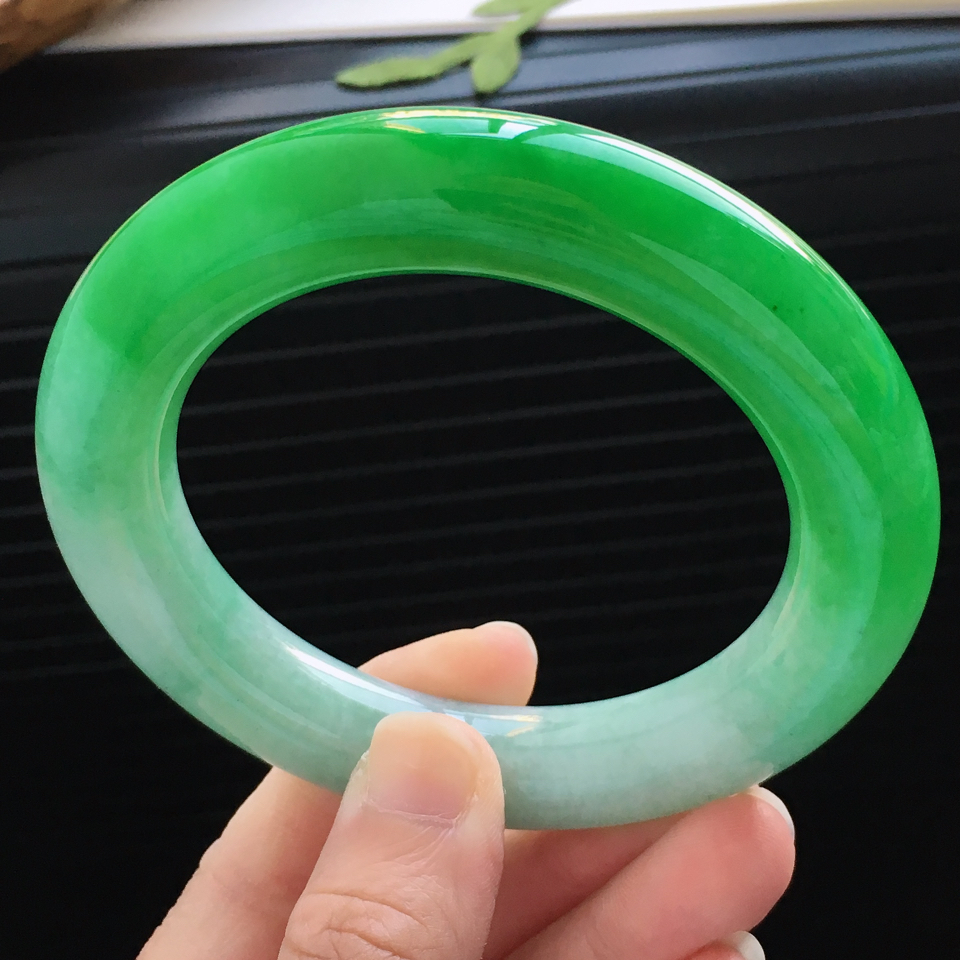 天然翡翠细糯种飘阳绿胖圆条手镯（59.3mm）