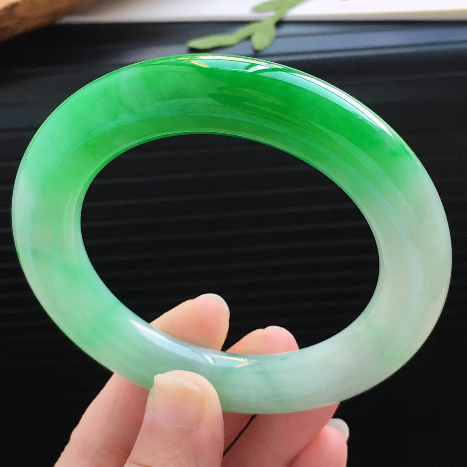 天然翡翠细糯种飘阳绿胖圆条手镯（57.4mm）
