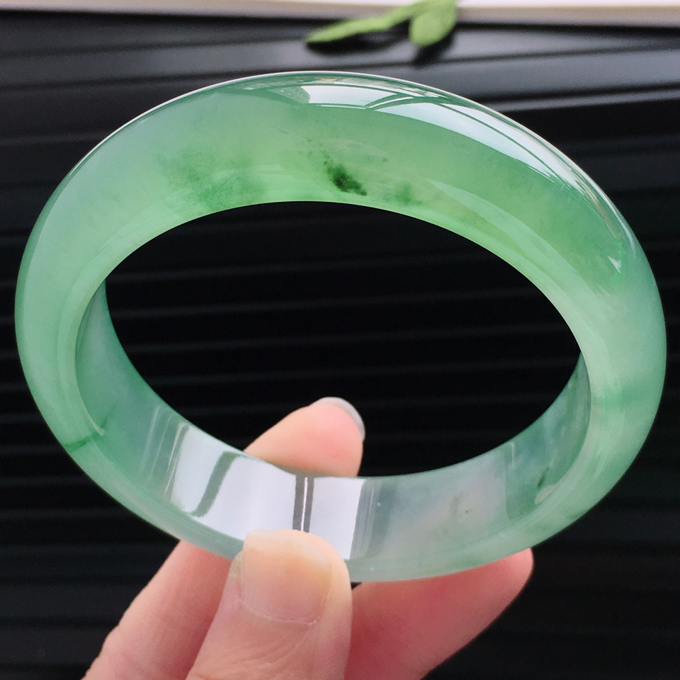 天然翡翠冰種滿綠寬邊手鐲（57.6mm）