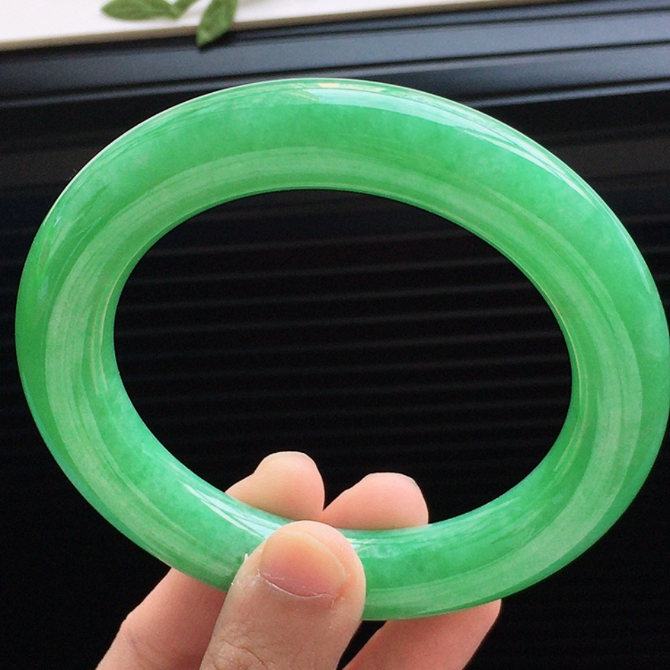 天然翡翠细糯种满绿胖圆条手镯（58.9mm）
