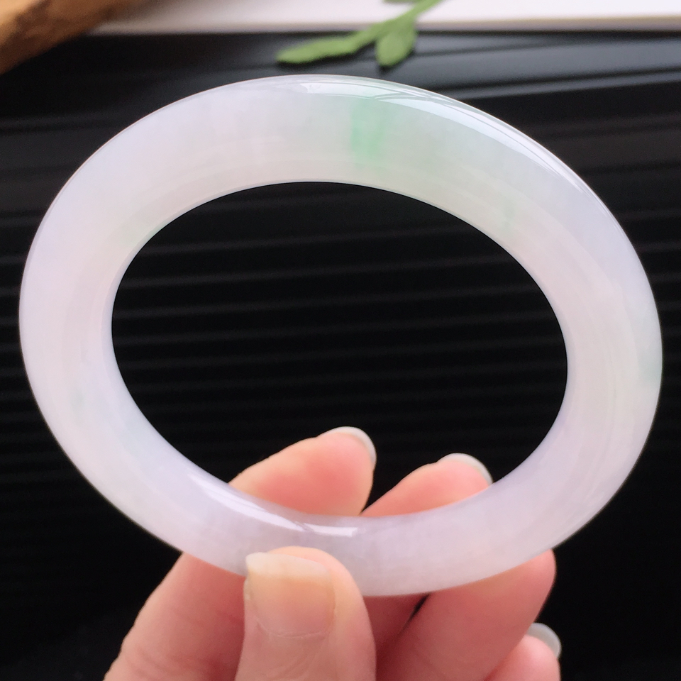天然翡翠冰糯种冰春彩圆条手镯（54.5mm）