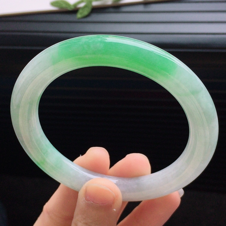 天然翡翠细糯种飘绿圆条手镯（54.4mm）