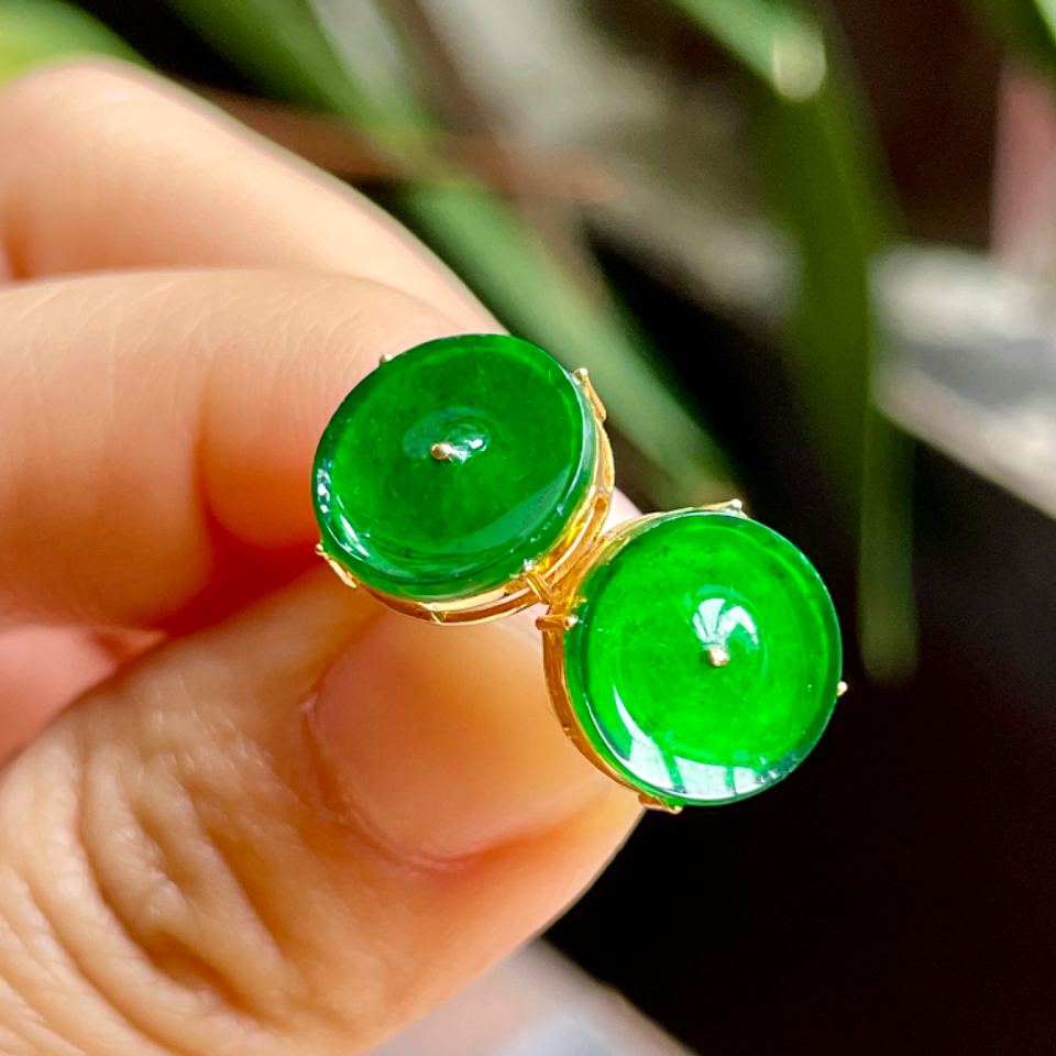 阳绿翡翠耳环