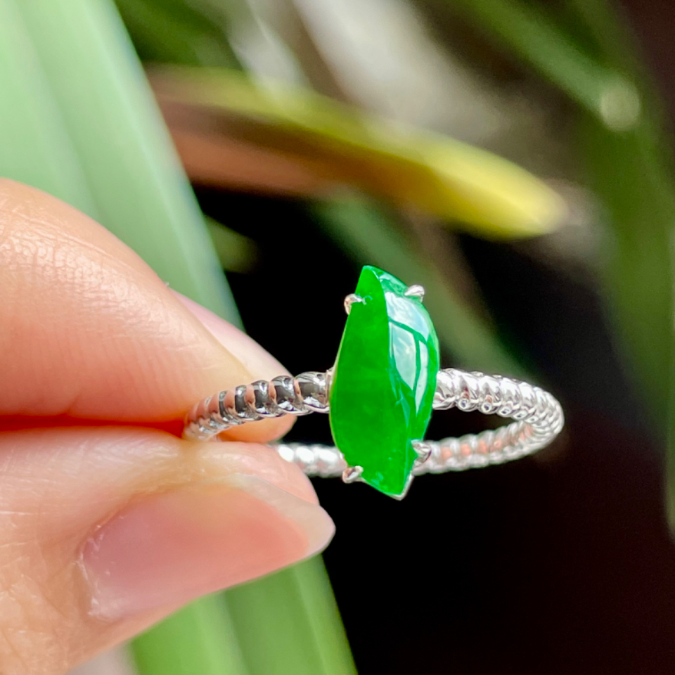 有种有色阳绿翡翠戒指