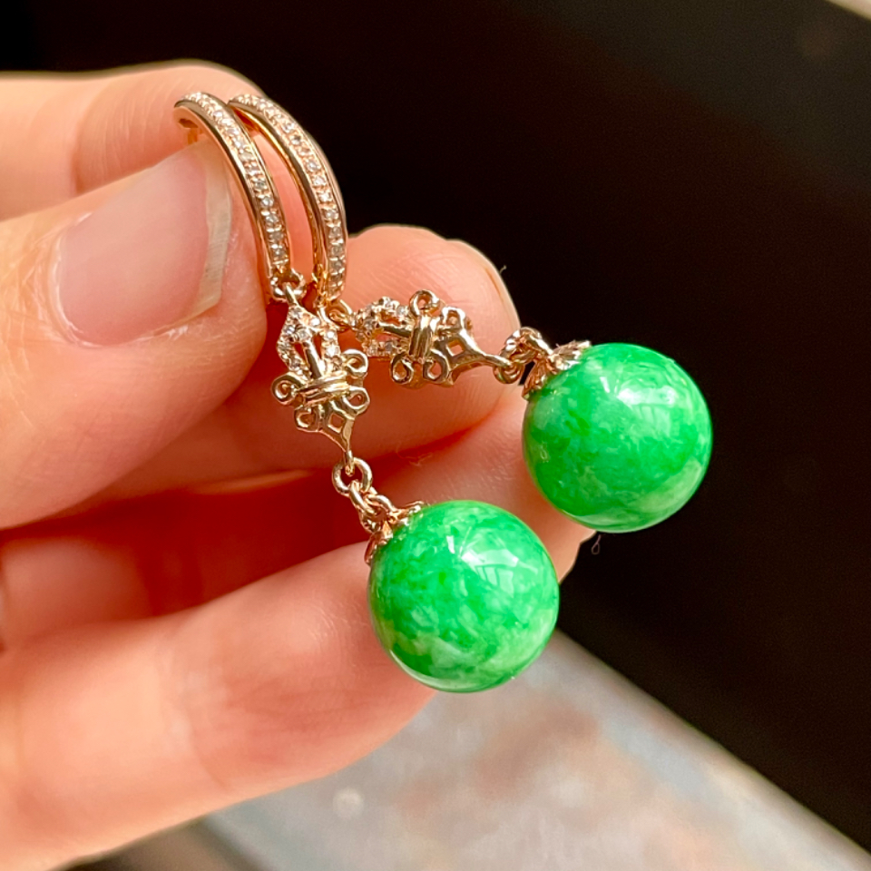 绿翡翠圆珠耳环