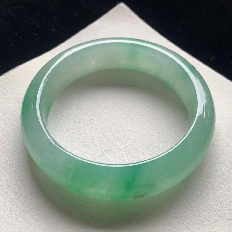 糯冰种飘绿翡翠手镯（50.4mm）