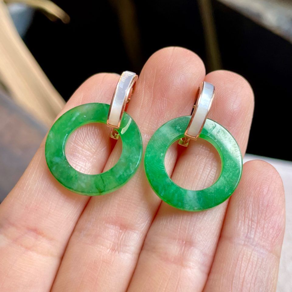 果绿翡翠耳环