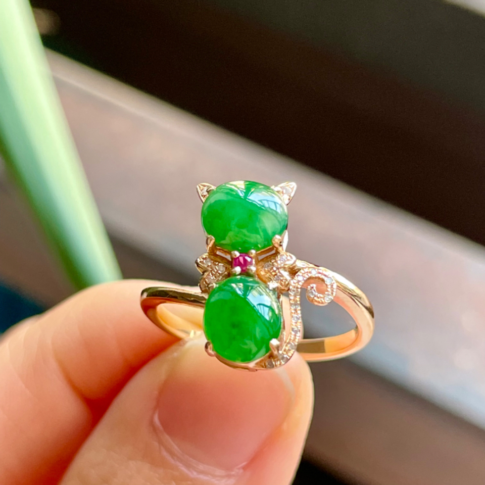 绿翡翠猫咪戒指