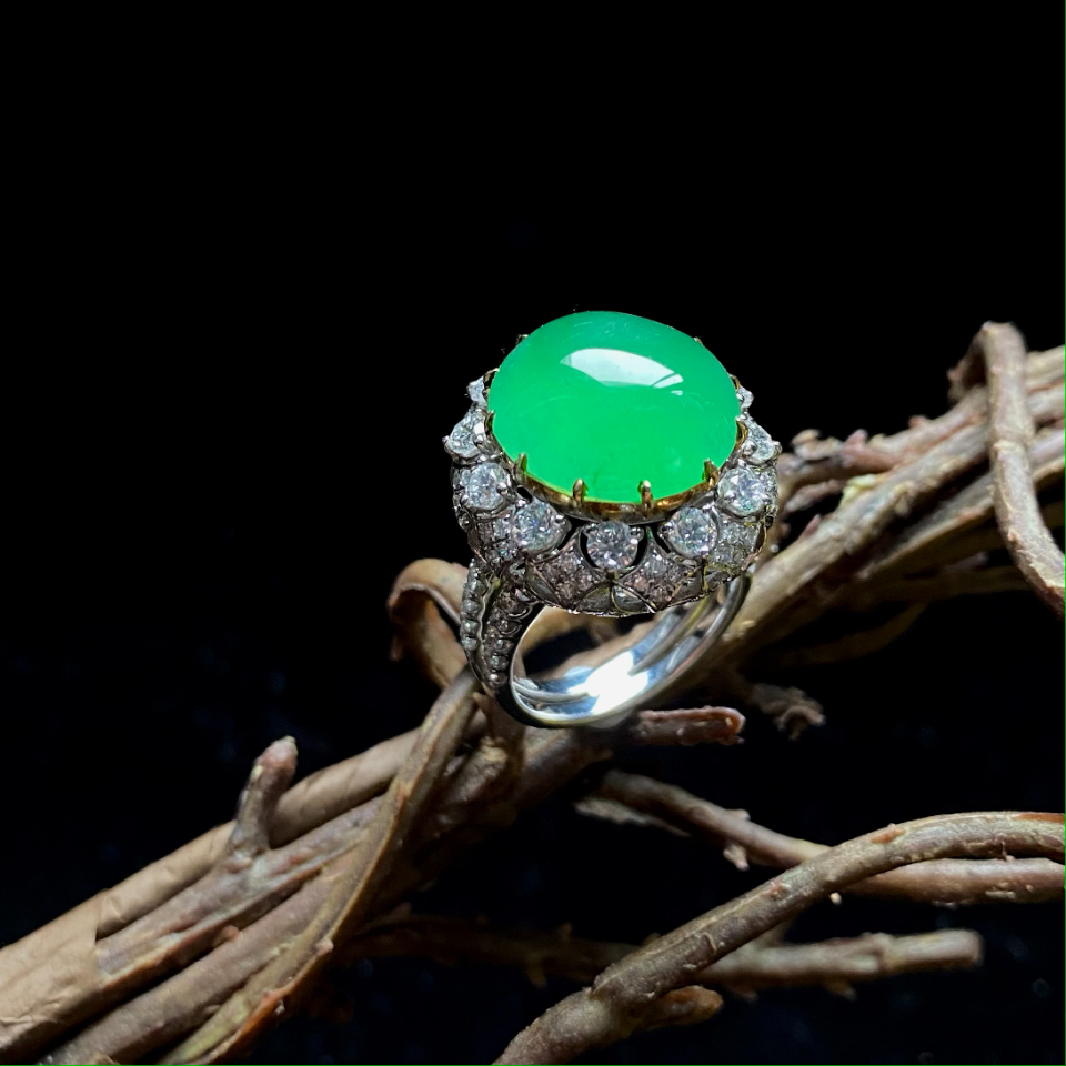 18K金钻镶嵌满绿蛋面戒指