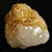 糯冰种黄翡缅甸翡翠“年年有余”手玩件