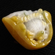 糯冰种黄翡飘花缅甸翡翠“鲤鱼跳龙门”手玩件