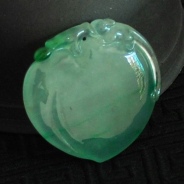 冰种飘翠缅甸翡翠寿桃挂件