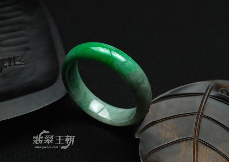 细糯种翠色缅甸翡翠手镯（53.5）