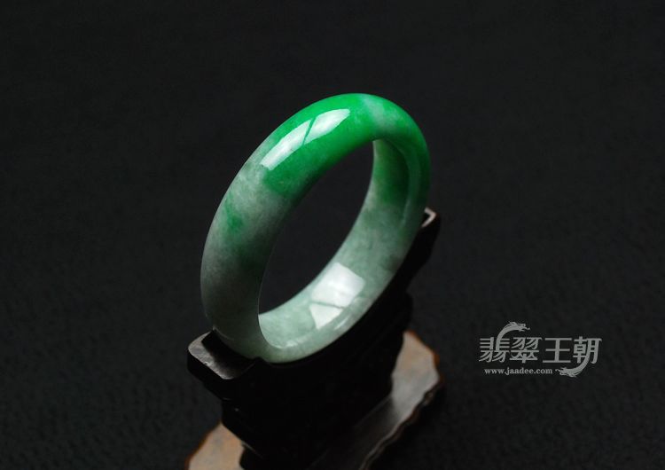 细糯种翠色缅甸翡翠手镯（53.5）