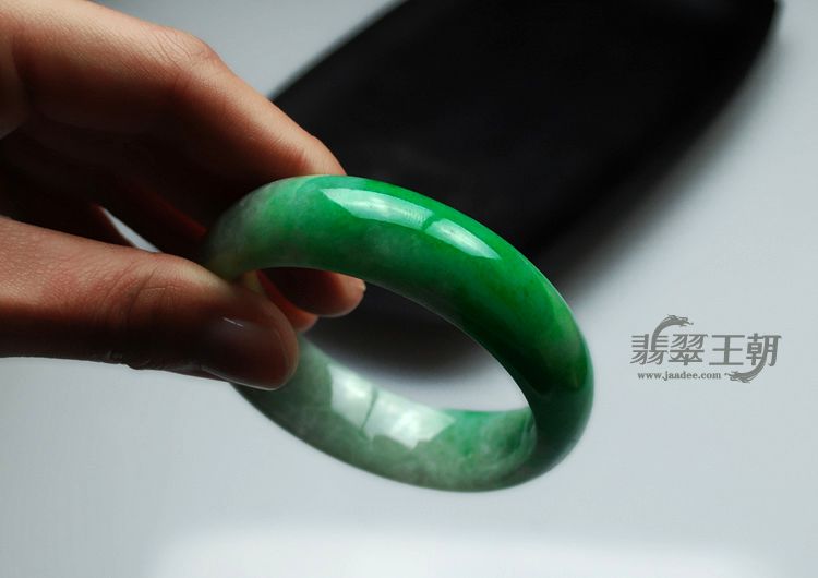 细糯种翠色缅甸翡翠手镯（53.5）