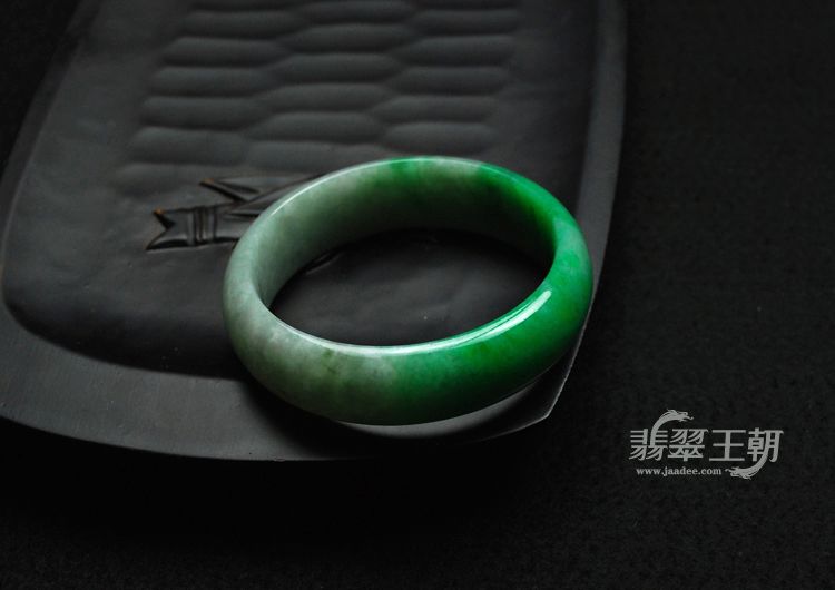 细糯种翠色缅甸翡翠手镯（53.5）