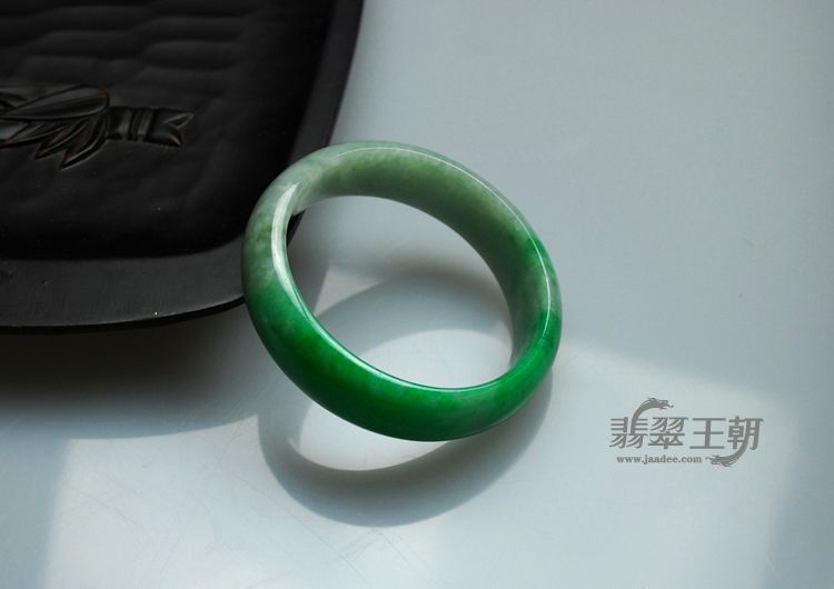 细糯种翠色缅甸翡翠手镯（53.5）