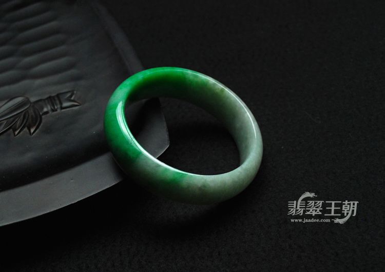 细糯种翠色缅甸翡翠手镯（53.5）