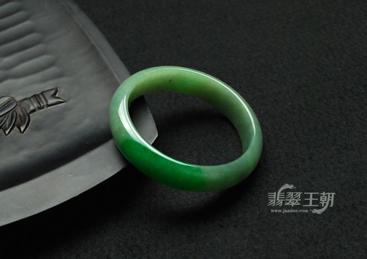 细糯种飘翠缅甸翡翠手镯（56.7）