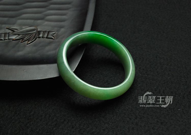 细糯种飘翠缅甸翡翠手镯（56.7）