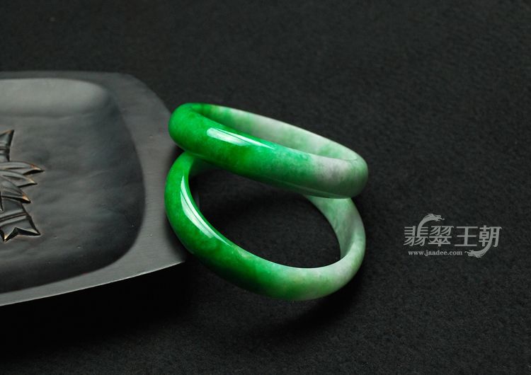 细糯种正阳绿缅甸翡翠手镯（58.9/58.1）