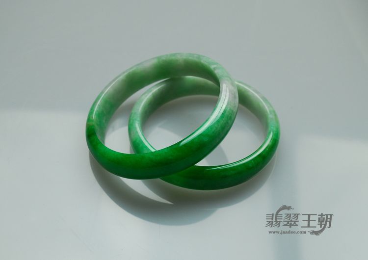 细糯种正阳绿缅甸翡翠手镯（58.9/58.1）