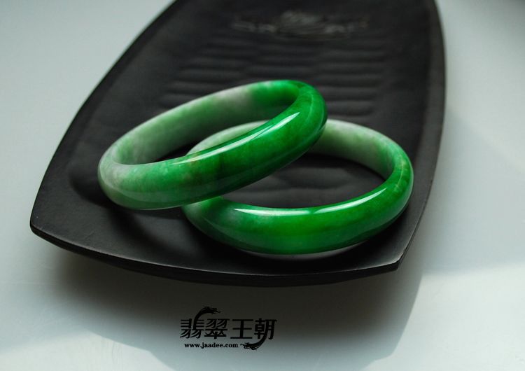 细糯种正阳绿缅甸翡翠手镯（58.9/58.1）