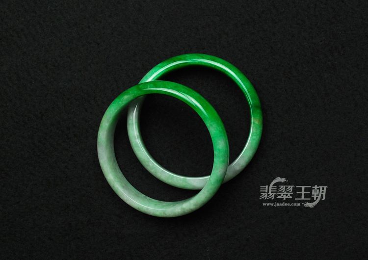 细糯种正阳绿缅甸翡翠手镯（58.9/58.1）