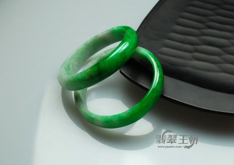 细糯种正阳绿缅甸翡翠手镯（58.9/58.1）