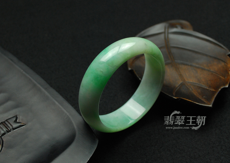 细糯种翠色缅甸翡翠手镯（56.8）