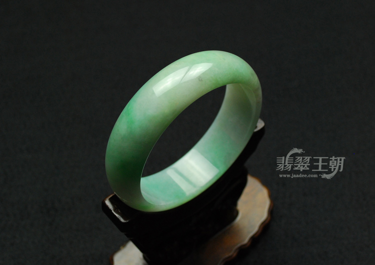 细糯种翠色缅甸翡翠手镯（56.8）