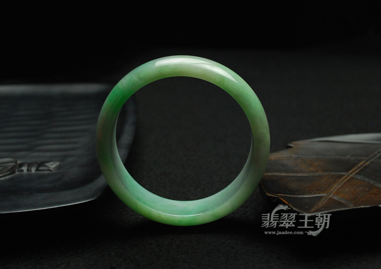 细糯种翠色缅甸翡翠手镯（56.8）