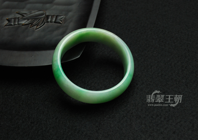 细糯种翠色缅甸翡翠手镯（56.8）
