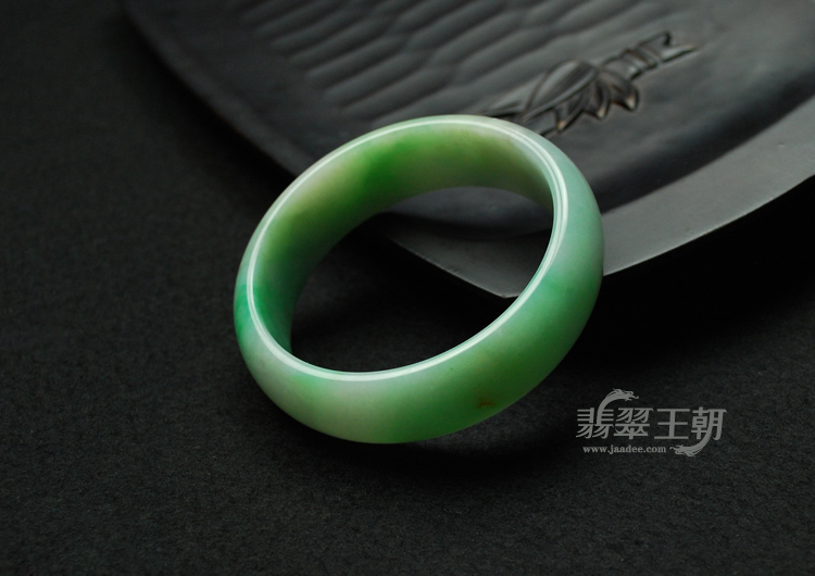 细糯种翠色缅甸翡翠手镯（56.8）