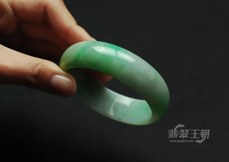 细糯种翠色缅甸翡翠手镯（56.8）