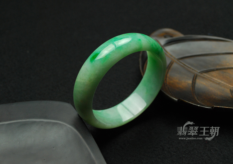 细糯种飘翠缅甸翡翠手镯（54.6）