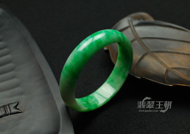 细糯种飘翠缅甸翡翠手镯（56.9）
