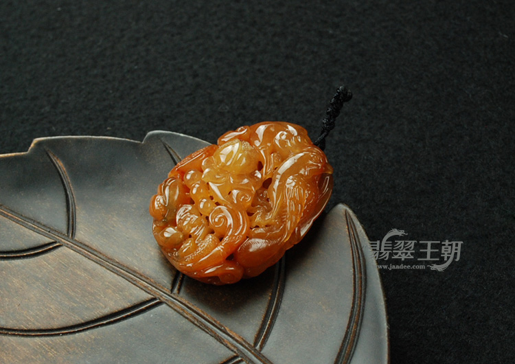 糯冰种黄翡缅甸翡翠“富贵花开”挂件