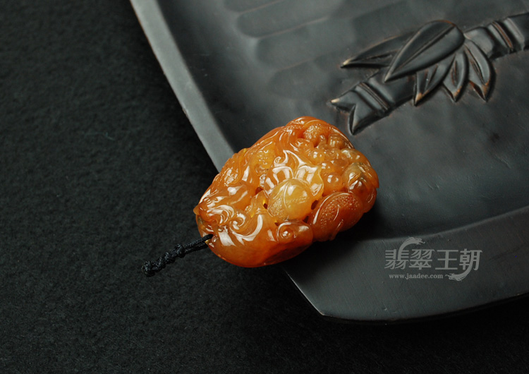 糯冰种黄翡缅甸翡翠“富贵花开”挂件