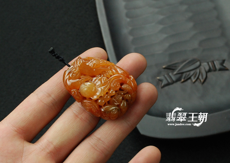 糯冰种黄翡缅甸翡翠“富贵花开”挂件