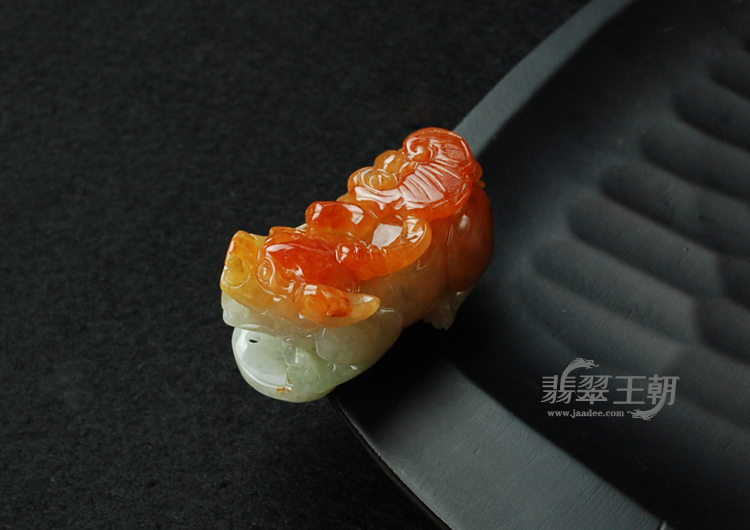 糯冰种红翡缅甸翡翠貔貅挂件