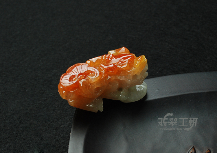 糯冰种红翡缅甸翡翠貔貅挂件