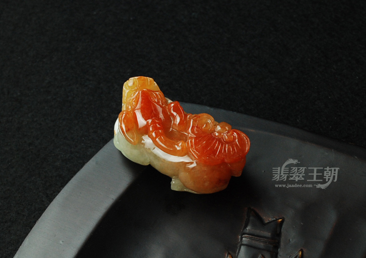 糯冰种红翡缅甸翡翠貔貅挂件