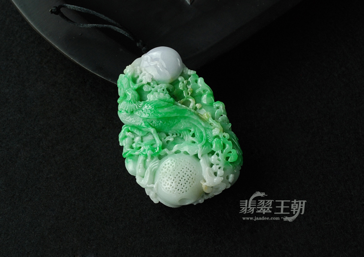 细糯种翠色缅甸翡翠“丹凤朝阳”挂件