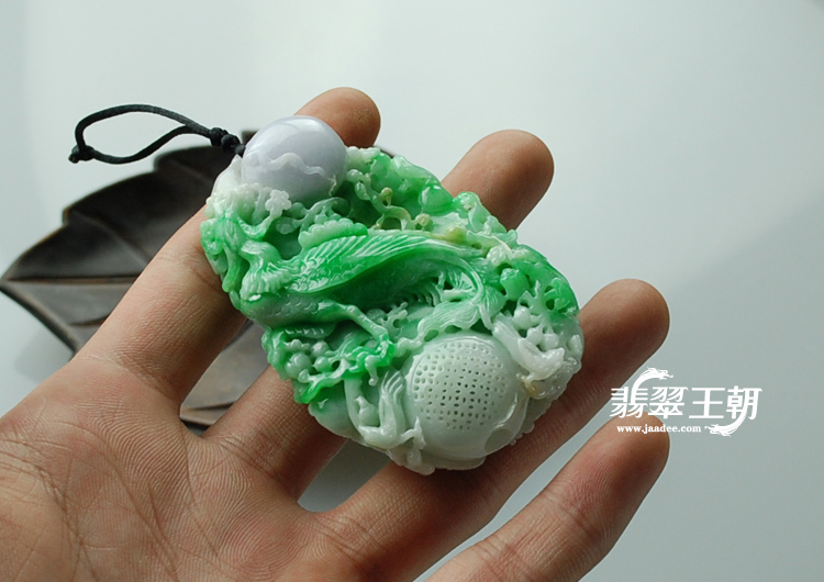 细糯种翠色缅甸翡翠“丹凤朝阳”挂件