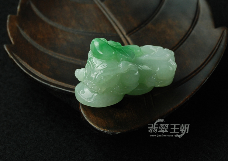 糯冰种翠色缅甸翡翠貔貅挂件