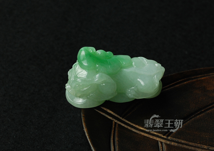 糯冰种翠色缅甸翡翠貔貅挂件