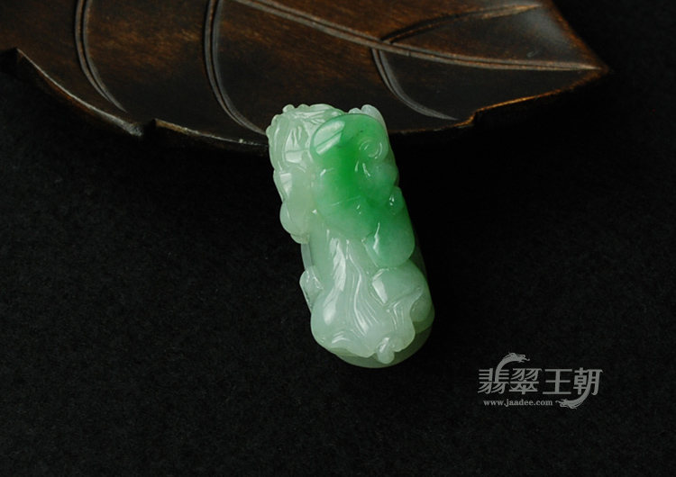 糯冰种翠色缅甸翡翠貔貅挂件