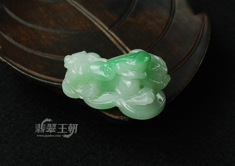 糯冰种翠色缅甸翡翠貔貅挂件